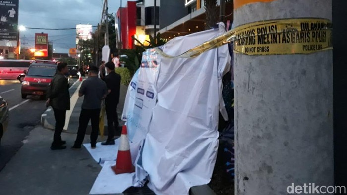 TKP pria tewas jatuh dari lantai 11 hotel di Depok, Sleman, Sabtu (8/10/2022).