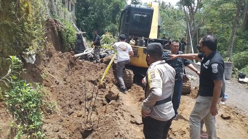 TKP proyek senderan jalan akses ke Villa Ayatara di Banjar Puakan, Desa Taro, Kecamatan Tegallalang, Kabupaten Gianyar, Bali, yang longsor. (Dok. Polsek Tegallalang)