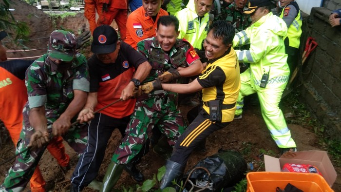 TNI Terjunkan Personel Bantu Evakuasi Korban Jalan Putus di Bangli