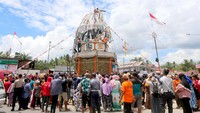 Sejumlah warga berebut aneka kudapan yang digantung di Tolangga atau wadah besar di Tibawa, Kabupaten Gorontalo, Gorontalo, Sabtu (8/10/2022). Masjid Besar Baiturrahman Tibawa menggelar peringatan Maulid Nabi Muhammad SAW dengan membuat Tolangga raksana setinggi 10 meter yang isinya dibagikan kepada masyarakat. ANTARA FOTO/Adiwinata Solihin