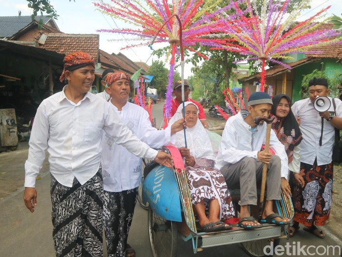 Tradisi Angon Putu di Desa Mijen, Kecamatan Kaliwungu, Kabupaten Kudus, Sabtu (8/10/2022).