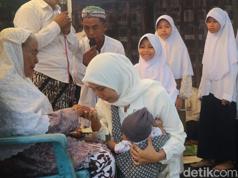 Tradisi Angon Putu di Desa Mijen, Kecamatan Kaliwungu, Kabupaten Kudus, Sabtu (8/10/2022).