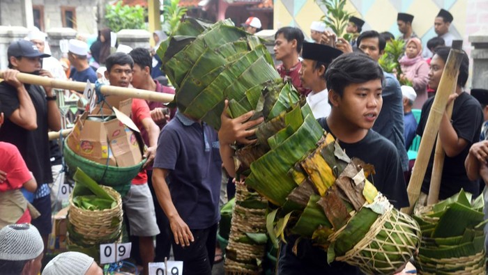 Petugas bersiap membagikan bongsang (keranjang anyaman bambu) untuk warga di Masjid Jami An-Nur, Kelurahan Bubulak, Kota Bogor, Jawa Barat, Sabtu (8/10/2022). Sebanyak 4500 bongsang yang berisi makanan dibagikan kepada warga dalam rangka memperingati Maulid Nabi Muhammad SAW sekaligus untuk mempererat tali silaturahmi dan ukhuwah Islamiyah. ANTARA FOTO/Arif Firmansyah/hp.