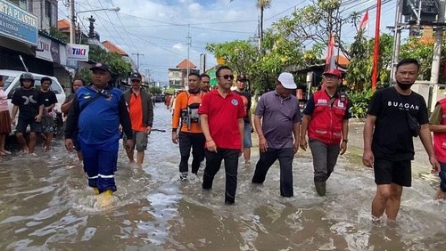 Wali Kota Denpasar, I Gusti Ngurah Jaya Negara memantau lokasi banjir di Jalan Pura Demak Denpasar, Sabtu (8/10/2022).