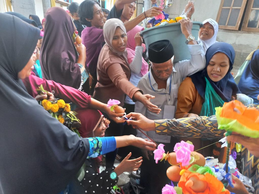 Warga Desa Pegayaman, Kecamatan Sukasada, Kabupaten Buleleng, Bali menggelar tradisi Muludan Base untuk menyambut hari Maulid Nabi Muhammad, Sabtu (8/10/2022).