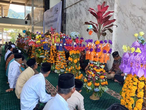 Warga Desa Pegayaman, Kecamatan Sukasada, Kabupaten Buleleng, Bali menggelar tradisi Muludan Base untuk menyambut hari Maulid Nabi Muhammad, Sabtu (8/10/2022).