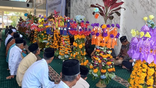 Warga Desa Pegayaman, Kecamatan Sukasada, Kabupaten Buleleng, Bali menggelar tradisi Muludan Base untuk menyambut hari Maulid Nabi Muhammad, Sabtu (8/10/2022).