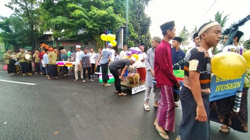 Warga di Kelurahan Loloan Timur dan Loloan Barat, Jembrana, Bali, menggelar tradisi male dan ambur salim untuk menyambut Maulid Nabi Muhammad SAW, Sabtu (8/10/2022).