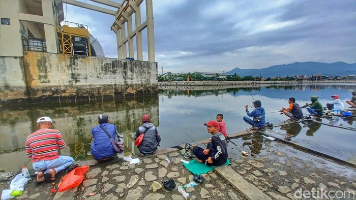 Warga memancing di danau retensi Cieunteung