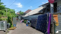 Warga terdampak banjir di Gang Janji, Legian, Kuta, mengeluarkan perabotan rumah tangga, seperti kasur, mesin cuci, hingga kulkas. Foto: Triwidiyanti/detikBali