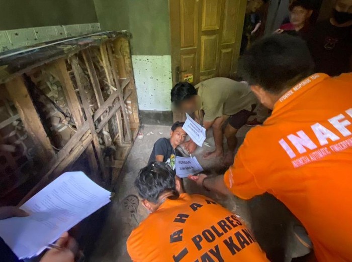 Tersangka Erwinudin dan Tersangka Dicky Wahyu Saputra memperagakan adegan dalam rekonstruksi kasus pembunuhan Juwandu yang masih  keluarga para tersangka yang jasadnya dikubur di kebun singkong di Desa Marga Jaya, Kecamatan Negera Batin, Kabupaten Way Kanan, Lampung, Jum'at (8/10/2022). Foto Tommy Saputra/detikSumut