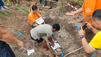 Selain menguburkan jasad korban ke dalam septic tank. Tersangka ada juga menguburkan salah satu jasad korban di kebun singkong. (Dok. Polres Way Kanan)