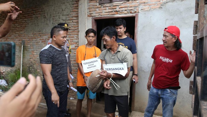 Tersangka Erwinudin memperagakan adegan dalam rekonstruksi kasus pembunuhan 4 keluarganya yang jasadnya dibuang ke dalam Septic Tank di Desa Marga Jaya, Kecamatan Negera Batin, Kabupaten Way Kanan, Lampung, Jumat (8/10/2022). Foto Humas Polres Way Kanan