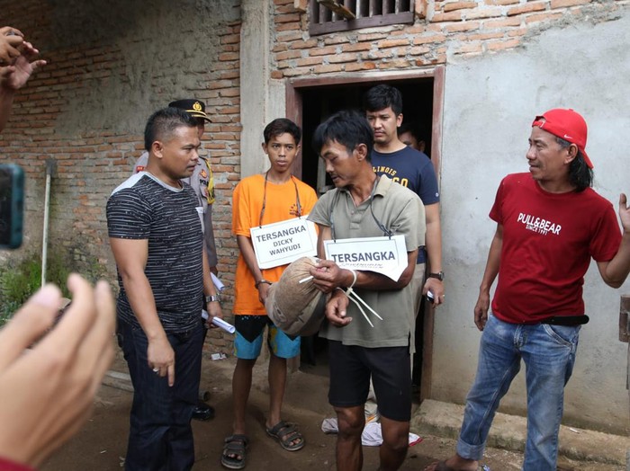 Tersangka Erwinudin memperagakan adegan dalam rekonstruksi kasus pembunuhan 4 keluarganya yang jasadnya dibuang ke dalam Septic Tank di Desa Marga Jaya, Kecamatan Negera Batin, Kabupaten Way Kanan, Lampung, Jumat (8/10/2022). Foto Humas Polres Way Kanan