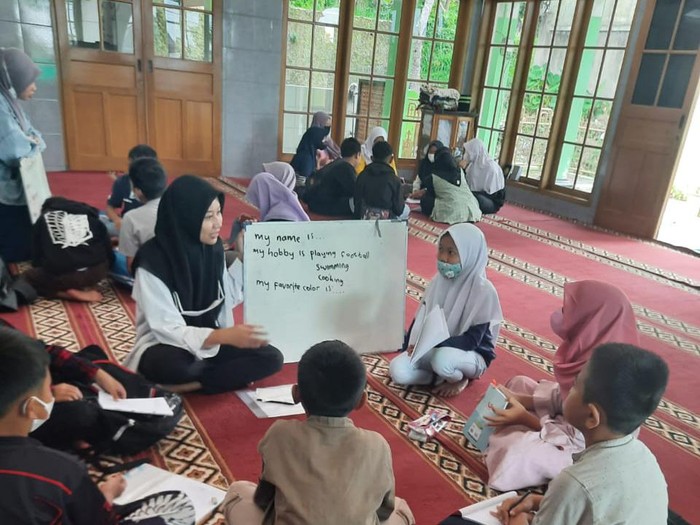 Yayasan Bakti 45 Sejahtera Bandung membuat metedo belajar yang menyenangkan agar anak tidak kecanduan gawai.