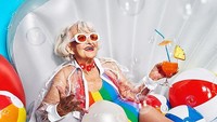 Sering lakukan pemotretan, intip gaya Helen yang tengah menikmati minuman dingin dengan irisan buah nanas di sampingnya. Foto: Instagram @baddiewinkle