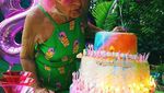 10 Potret Kece Selebgram Nenek 94 Tahun Saat Makan Enak
