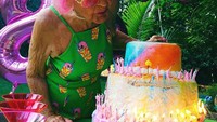 Sejak dulu sudah hits, ini fotonya saat merayakan ulang tahun beberapa tahun lalu. Ia mengenakan gaun bernuansa minuman dingin. Foto: Instagram @baddiewinkle