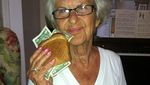10 Potret Kece Selebgram Nenek 94 Tahun Saat Makan Enak