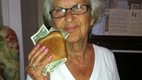 Makan sandwich pakai uang kertas, pose garang dari Helen ini bikin penggemarnya jadi ngakak. Foto: Instagram @baddiewinkle