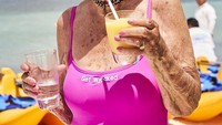 Minum jus buah yang dingin dan menyegarkan jadi cara Helen habiskan waktu luangnya berlibur di tepi pantai. Foto: Instagram @baddiewinkle