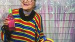 10 Potret Kece Selebgram Nenek 94 Tahun Saat Makan Enak