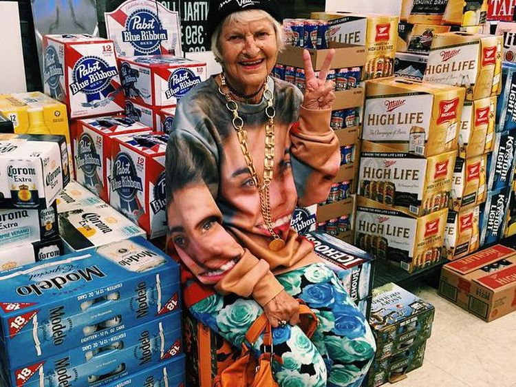 10 Potret Kece Selebgram Nenek 94 Tahun Saat Makan Enak