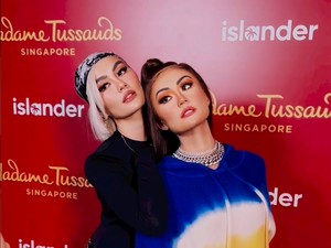 Gaya SWAG Agnez Mo Pose Bareng Kembaran Patung Lilinnya, Banjir Pujian