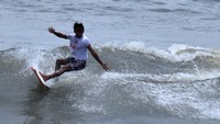 Peselancar dari klub Legian Boardriders Made Balon bertanding dalam babak final divisi Junior Boys Grand Final Nasional Liga Surfing Indonesia (LSI) 2022. Made Balon berhasil menjuarai divisi Junior Boys Liga Surfing Indonesia 2022.
