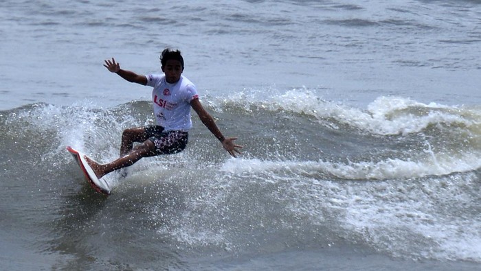 Aksi-aksi Peselancar Taklukkan Ambok di Pantai Pererenan Bali Final Liga Surfing Indonesia (LSI) 2022 berlangsung di Pantai Pererenan, Badung, Bali. Para peselancar pun unjuk gigi dalam menaklukkan ombak di pantai tersebut.