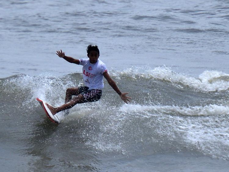 Aksi-aksi Peselancar Taklukkan Ombak di Pantai Pererenan Bali