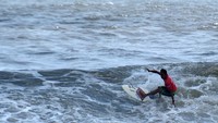 Peselancar dari klub Halfway Boardriders Dedi Santosa bertanding dalam babak final divisi Master Grand Final Nasional Liga Surfing Indonesia (LSI) 2022. Dedi berhasil menjuarai divisi Master Liga Surfing Indonesia 2022.