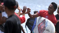 Peselancar dari klub Halfway Boardriders Dedi Santosa menyapa penonton usai bertanding dalam babak final divisi Master Grand Final Nasional Liga Surfing Indonesia (LSI) 2022. Dedi Santosa berhasil menjuarai divisi Master Liga Surfing Indonesia 2022.