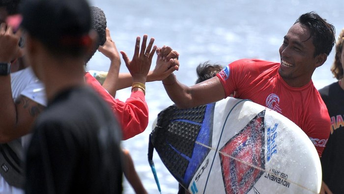 Aksi-aksi Peselancar Taklukkan Ambok di Pantai Pererenan Bali Final Liga Surfing Indonesia (LSI) 2022 berlangsung di Pantai Pererenan, Badung, Bali. Para peselancar pun unjuk gigi dalam menaklukkan ombak di pantai tersebut.