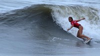 Peselancar dari klub Bingin Boardriders Ziggy Aloha bertanding dalam babak final divisi Womens Open Grand Final Nasional Liga Surfing Indonesia (LSI) 2022. Ziggy Aloha berhasil menjuarai divisi Womens Open Liga Surfing Indonesia 2022.