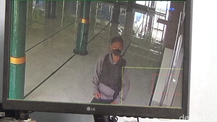 Aksi pencurian di area masjid di Purwakarta terekam CCTV.