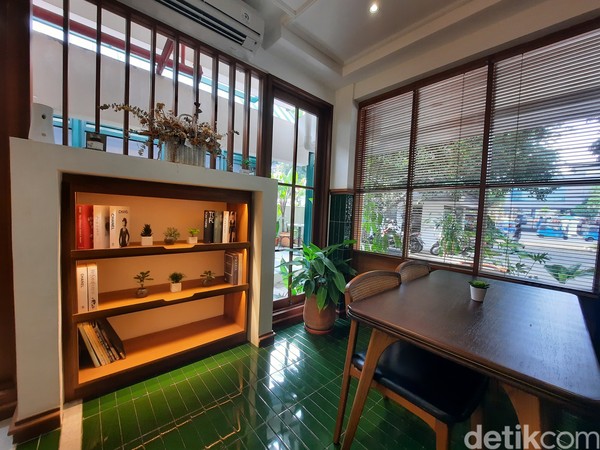 Kafe yang dibuka pada November 2021 ini memiliki dua ruangan indoor dan area outdoor. Foto: Putu Intan/detikcom Kafe yang dibuka pada November 2021 ini memiliki dua ruangan indoor dan area outdoor. Foto: Putu Intan/detikcom
