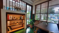 Kafe yang dibuka pada November 2021 ini memiliki dua ruangan indoor dan area outdoor. Foto: Putu Intan/detikcom