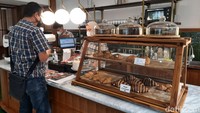 Di sana, traveler juga dapat melihat display kopi dan aneka roti hangat. Para pelayannya juga ramah sehingga kesan berada di rumah itu semakin kuat. Foto: Putu Intan/detikcom