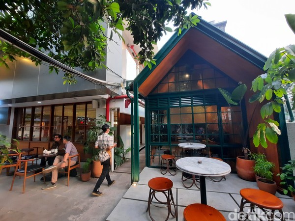 Terletak di Kebon Sirih, kafe ini terdiri atas 2 bangunan terpisah yang bentuknya seperti rumah. Foto: Putu Intan/detikcom