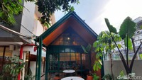 Bila dilihat dari luar, Amalgam Coffee memiliki nuansa yang berbeda dengan bangunan di sekitarnya yang didominasi perkantoran. Suasananya sejuk dan tenang karena kafe ini dikelilingi tanaman dan warna yang dipilih juga warna-warna bumi seperti hijau dan coklat. Foto: Putu Intan/detikcom