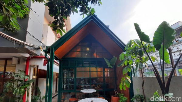 Potret Kafe Senyaman Rumah di Dekat Stasiun Gambir