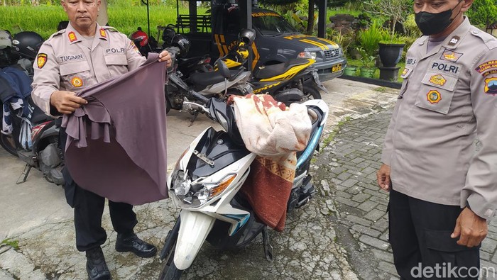 Anggota Polsek Sawangan, Magelang menunjukkan barang bukti kasus pencurian, Minggu (9/10/2022).