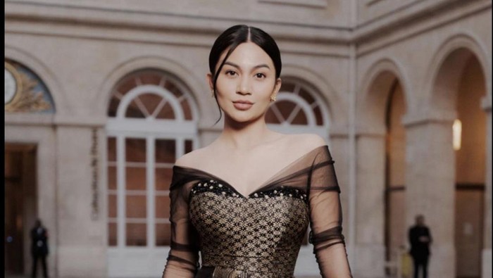 Ariel Tatum saat menggunakan kain songket yang ditenun warga Aceh
