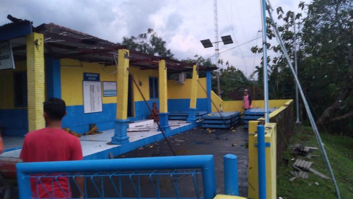 Atap bangunan hilang terbawa angin di Wonogiri, Minggu (9/10/2022).
