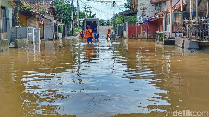 Banjir yang membuat akses menuju Katapang, Kabupaten Bandung terputus.
