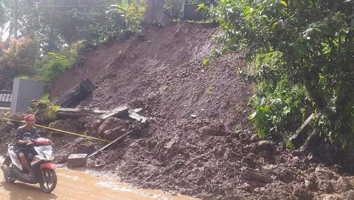 Bencana alam tanah longsor melanda beberapa wilayah di Kabupaten Karangasem, Sabtu (8/10/2022). (foto: I Wayan Selamat Juniasa/detikBali)