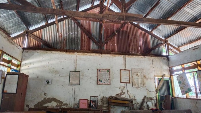 Kondisi gedung sekolah dasar (SD) di Bone, Sulawesi Selatan (Sulsel) memprihatinkan karena nyaris ambruk karena pernah dua kali dihantam angin puting beliung.