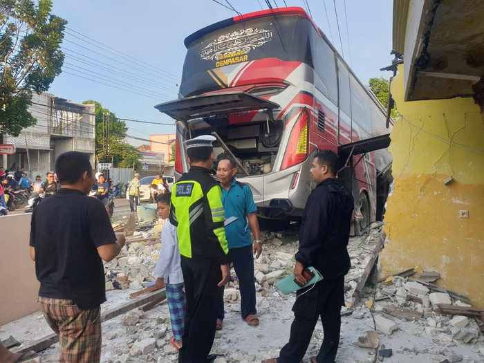 bus malam tabrak 4 rumah di paciran lamongan