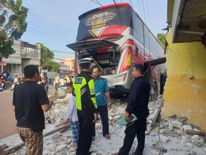 Kronologi Bus Malam Tabrak 4 Rumah Warga di Lamongan